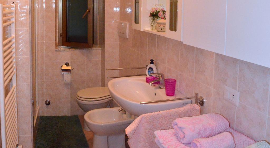 La Casa Delle Rose Room With Air Conditioning ลาสเปเซีย ห้อง รูปภาพ