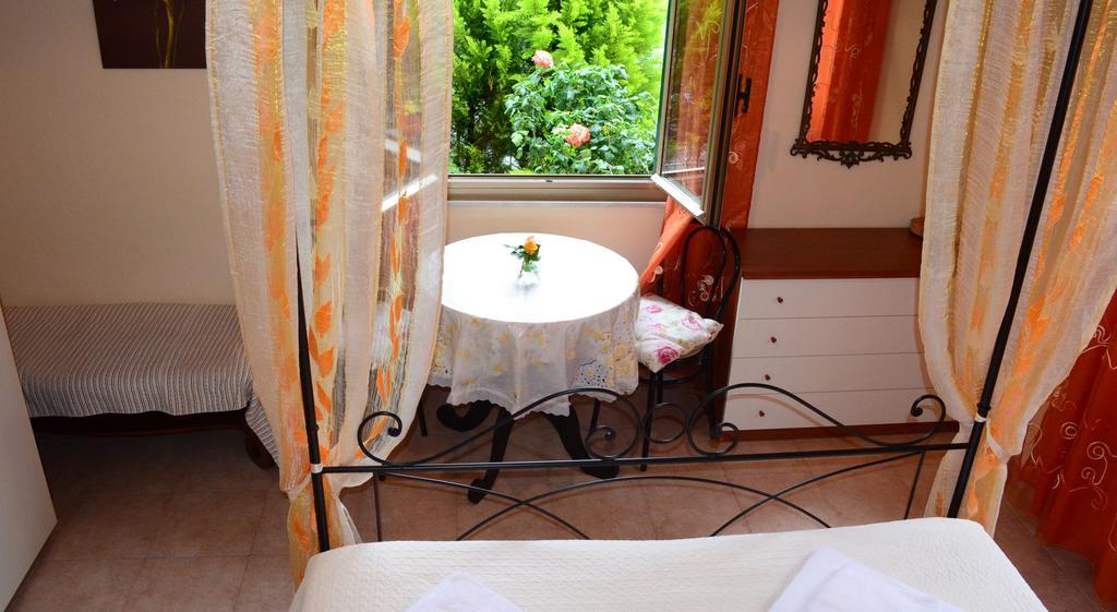 La Casa Delle Rose Room With Air Conditioning ลาสเปเซีย ภายนอก รูปภาพ