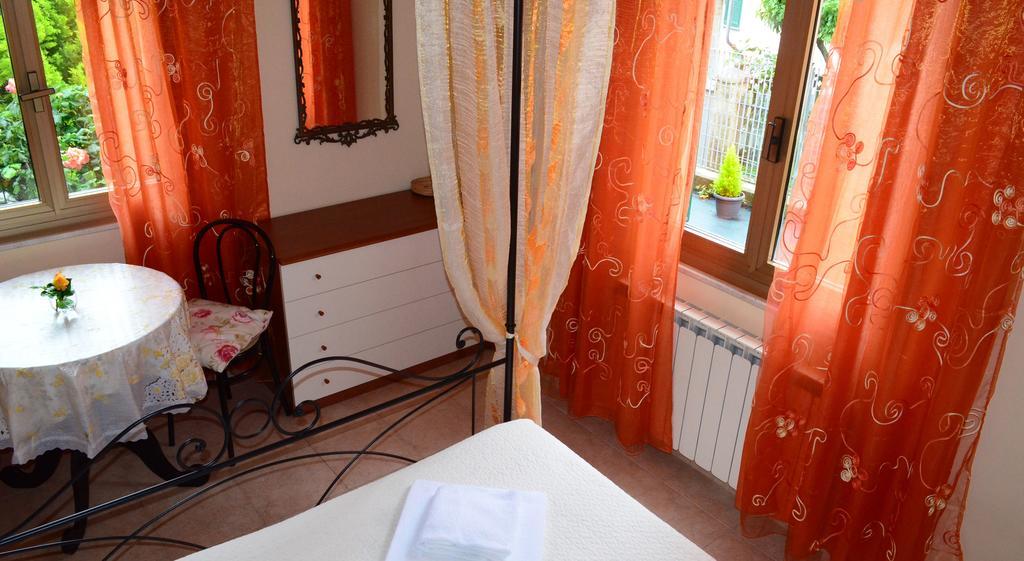 La Casa Delle Rose Room With Air Conditioning ลาสเปเซีย ภายนอก รูปภาพ